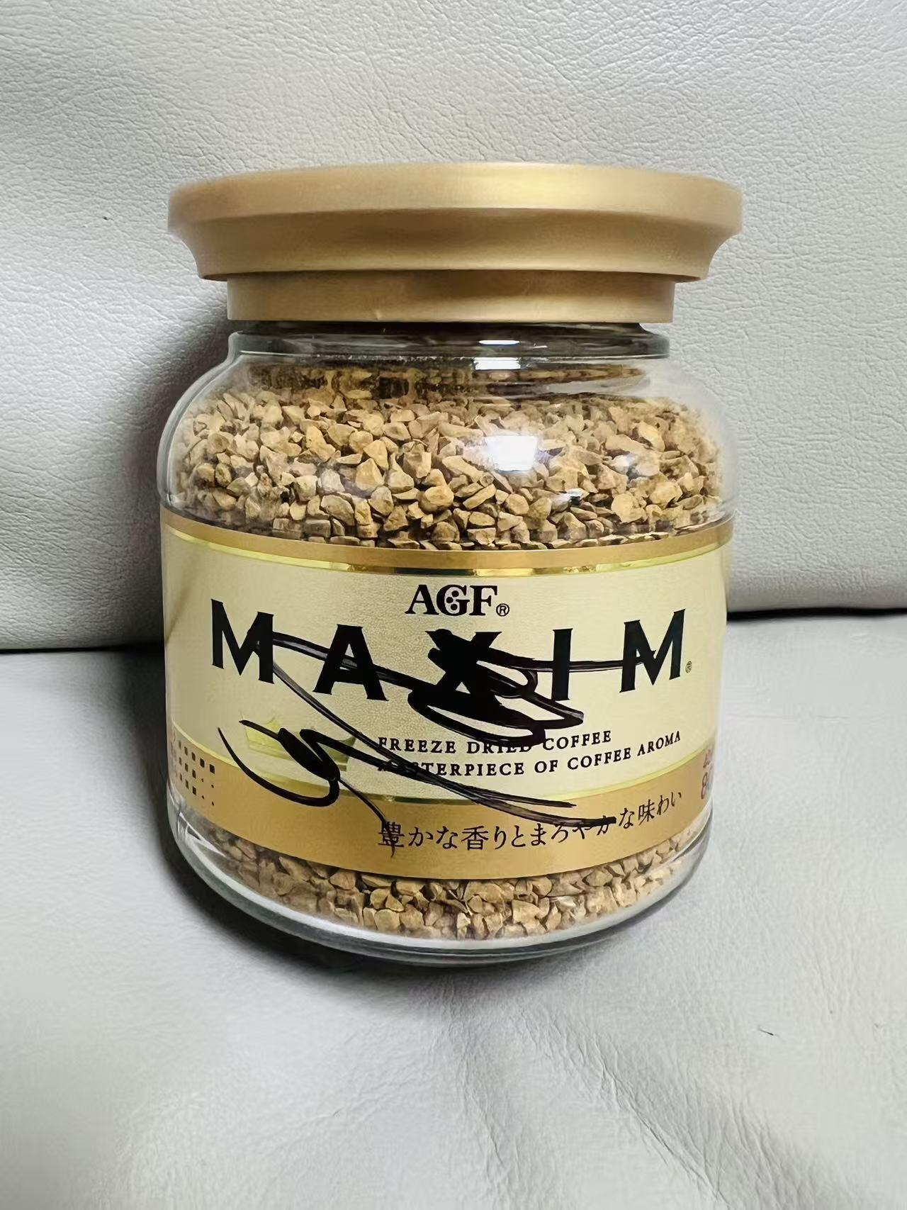 零元拍：日本国家队前场头号球星，英超联赛赛季最佳进球取得者三笘薰（Mitoma Kaoru）选手亲笔签名其代言的日本国民品牌AGF金色系列马克西姆冻干咖啡