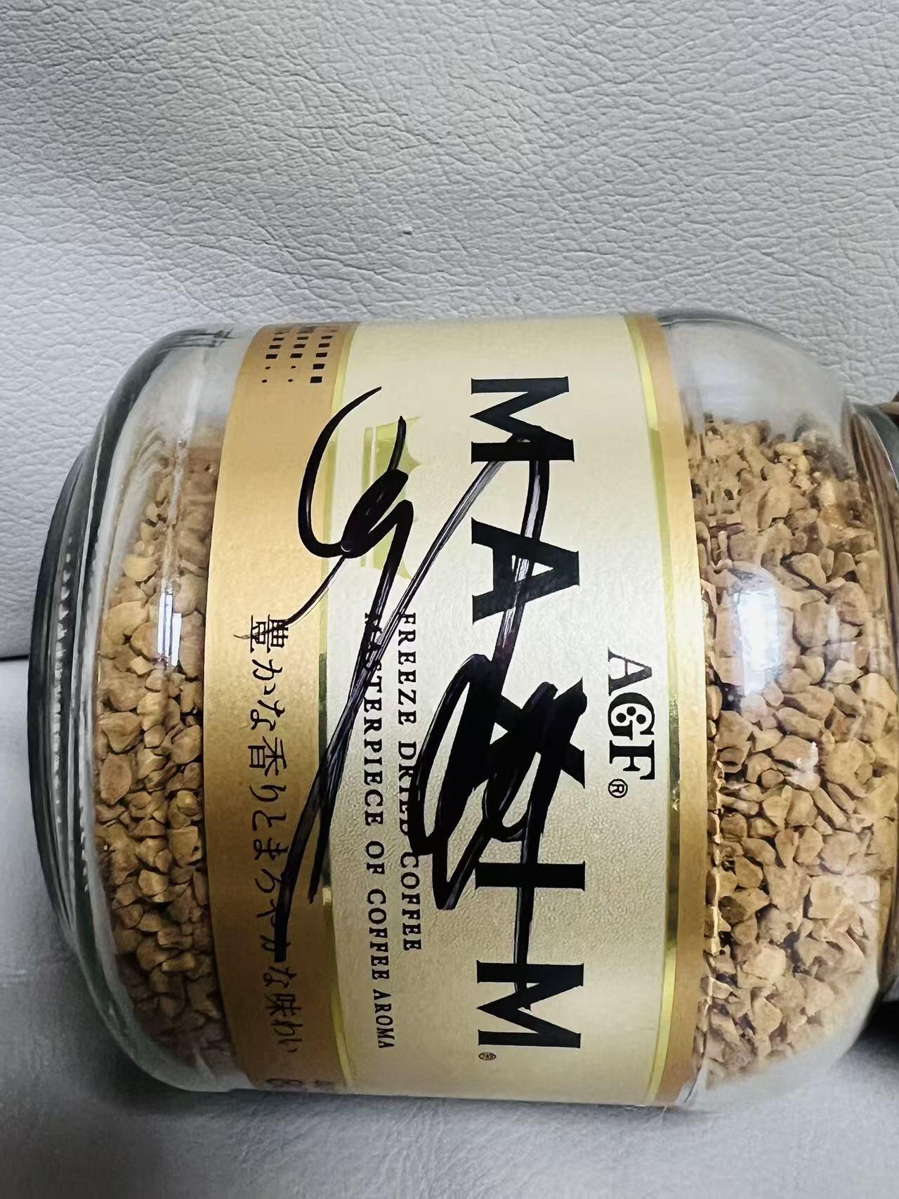 零元拍：日本国家队前场头号球星，英超联赛赛季最佳进球取得者三笘薰（Mitoma Kaoru）选手亲笔签名其代言的日本国民品牌AGF金色系列马克西姆冻干咖啡