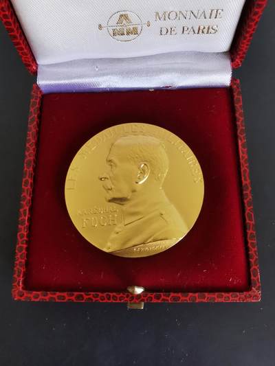 老王徽章第125期 - 法国福煦元帅镀金大铜章   原盒    直径50mm   重量71.1g