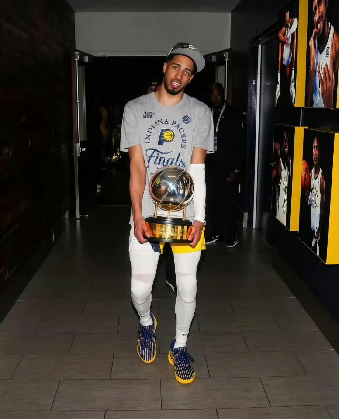 零元拍：印第安纳步行者队当家控卫，泰里斯·哈利伯顿Tyrese Haliburton亲签个人签名鞋PUMA彪马All-Pro NITRO™ 美版越南产印第安纳波利斯PE 紫罗蓝-荧光黄配色！彪马中国渠道获得。