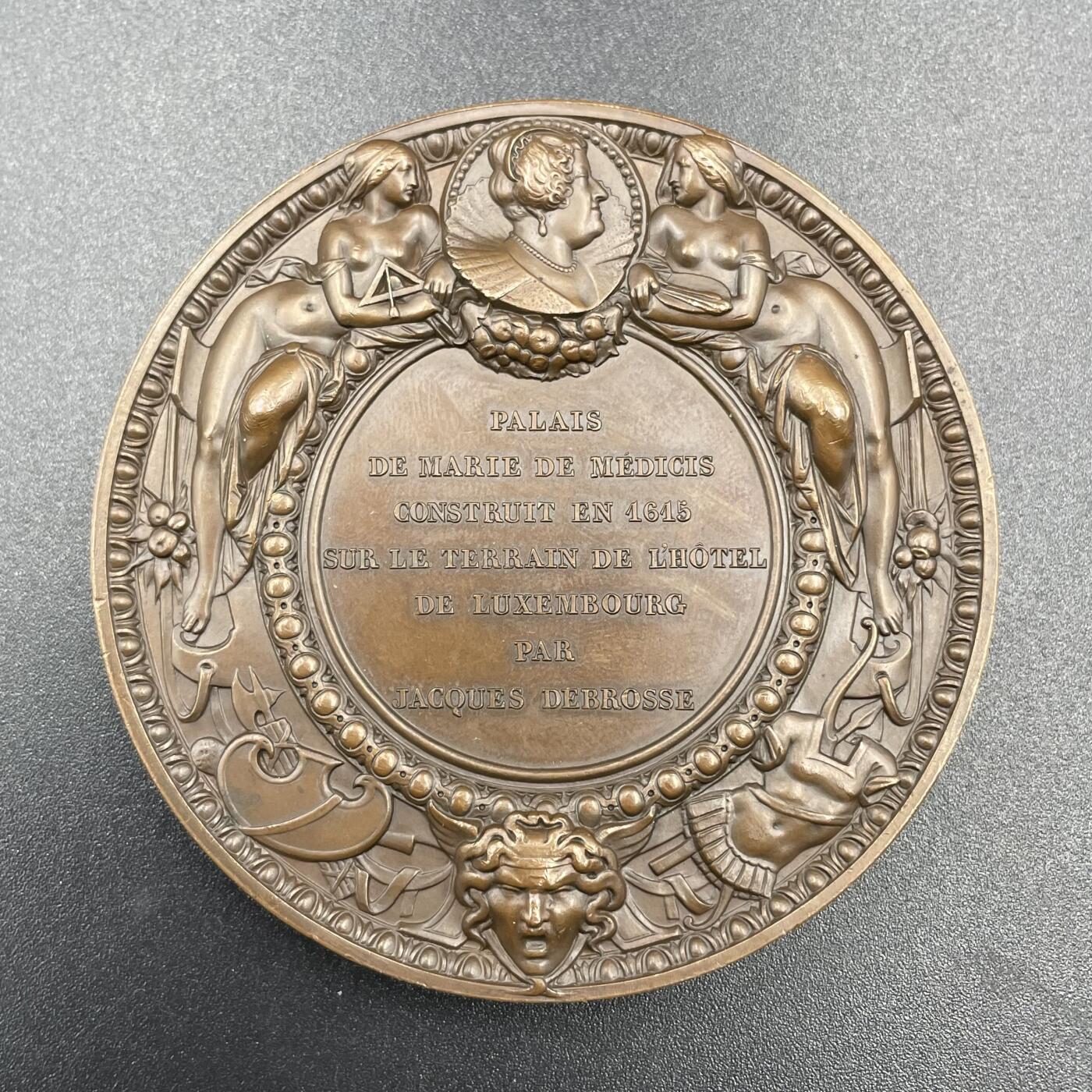 「木头集藏」章牌精品专场！ Bovy～1836年法国玛丽·德·美第奇宫扩建铜章 ，直径：68mm，边铭：手指 CUIVRE，品相不错。