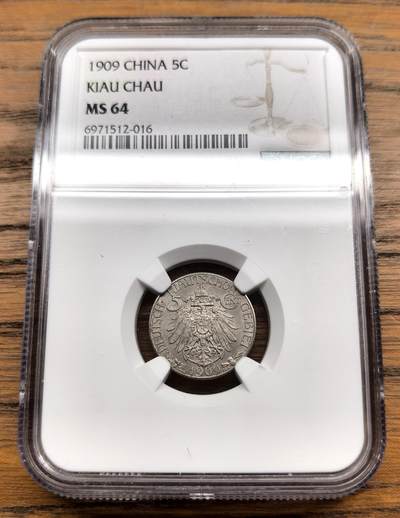 凡希社世界钱币微拍第三百零五期 - 荐！1909德占胶州大德国宝5分NGC-MS64，德国在远东发行的唯一一套铸币，全套两枚，5分比一角稀少。德系与殖民地专题的交集，热门品种，SA刚结束的5月拍卖，同分得价1200美金，目前价格比前几年高位下来不少，入手好时机。（附视频）