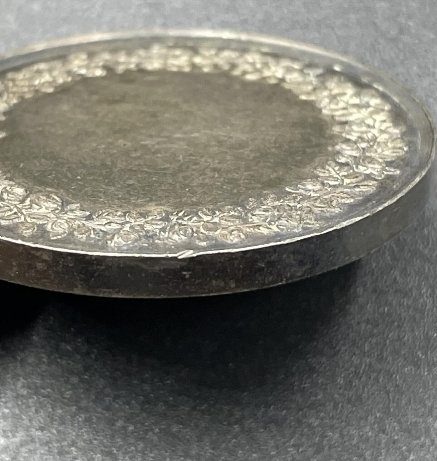 「木头集藏」章牌精品专场！ 法国婚礼原盒大版银章，直径：41mm，33.6 g，1832年前早期无边铭版本，少见木质原盒正常使用！