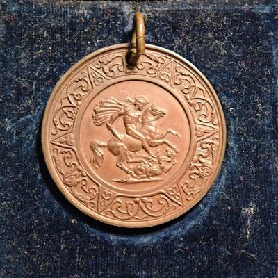 【德藏】世界币章拍卖第133期（拍品征集中~欢迎藏友联系） - 1900年 英国马剑屠龙学院奖章纪念铜章 原盒 直径约：39mm；重约：31.3g