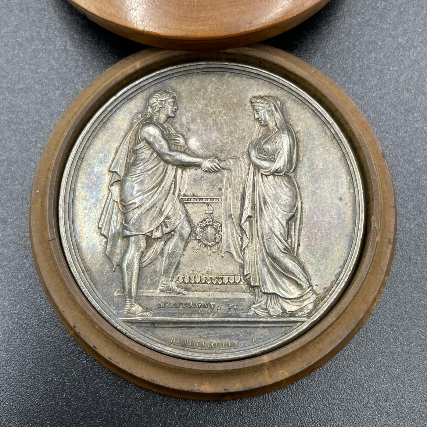「木头集藏」章牌精品专场！ 法国婚礼原盒大版银章，直径：41mm，33.6 g，1832年前早期无边铭版本，少见木质原盒正常使用！