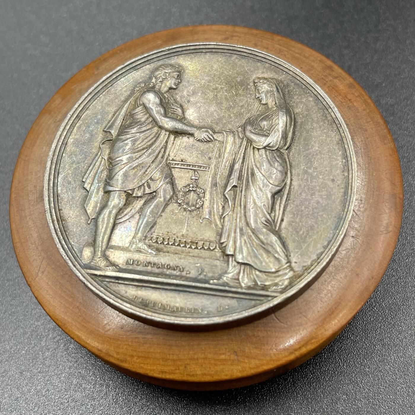 「木头集藏」章牌精品专场！ 法国婚礼原盒大版银章，直径：41mm，33.6 g，1832年前早期无边铭版本，少见木质原盒正常使用！