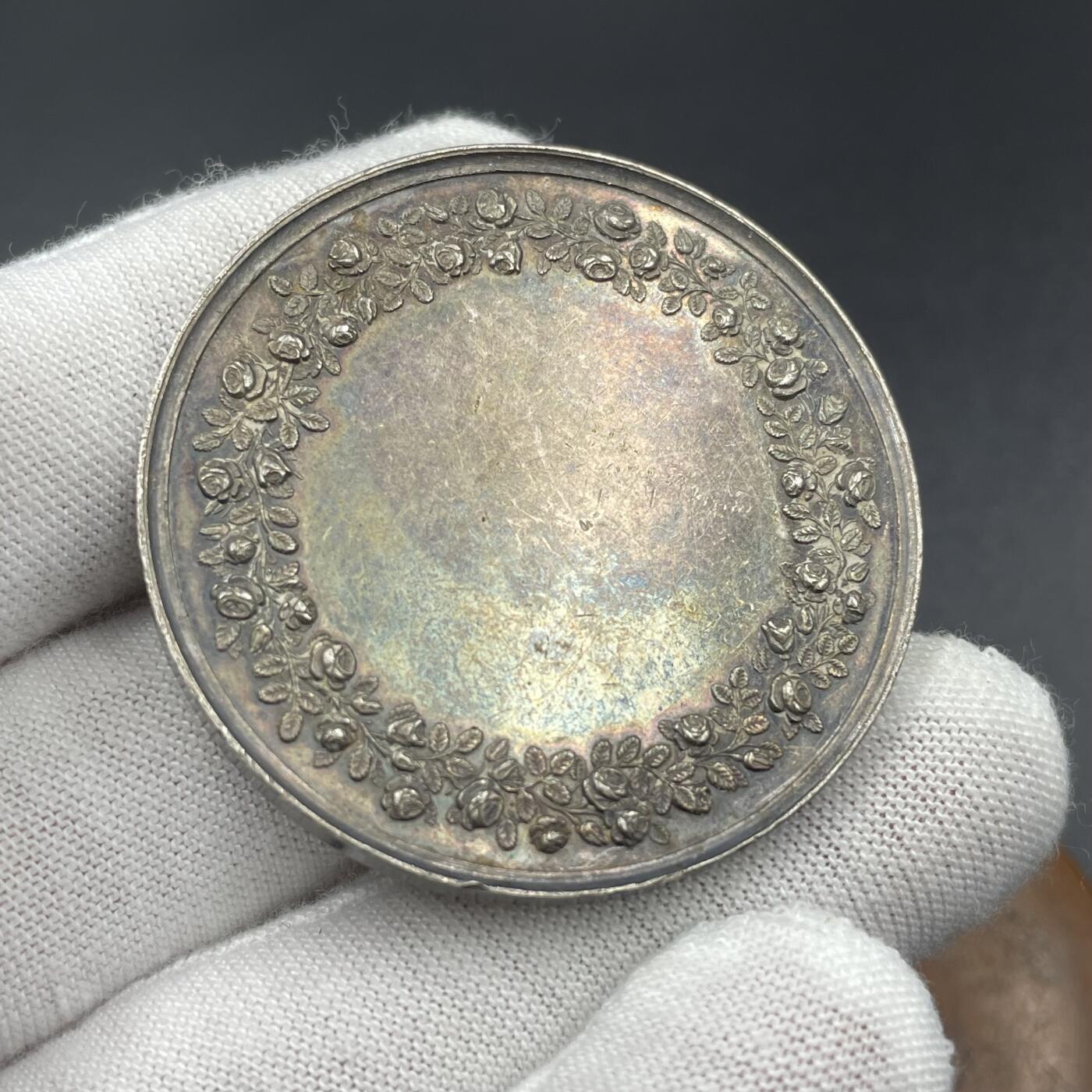 「木头集藏」章牌精品专场！ 法国婚礼原盒大版银章，直径：41mm，33.6 g，1832年前早期无边铭版本，少见木质原盒正常使用！