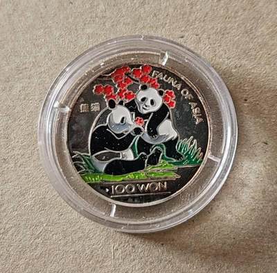 【币将精彩】世界钱币拍卖（2025-12-10） - 朝鲜1997年熊猫彩色银币有氧化和彩色面瑕疵品如图