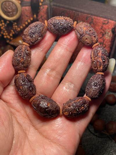 苏工核雕手工放漏价 - 福利苏工核雕，纯手工雕刻，苏州第一条金蟾，紫核设计，红红火火，紫气东来，招财进宝等待有缘人，尺寸1。6x 2。5喜欢的来