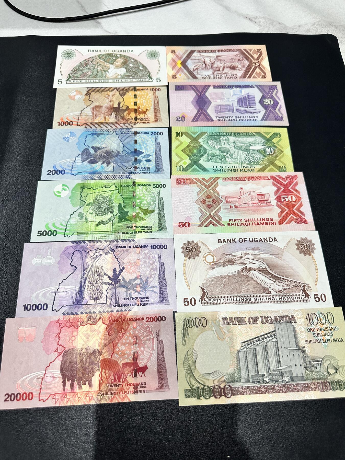《外钞收藏家》第五百三十四期（本期裸币和评级精品）（长期征集拍品、欢迎联系） 乌干达几个版本 12张一起 全新UNC
