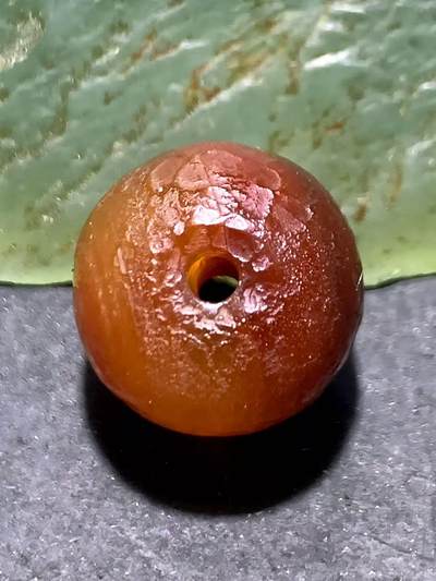 精美高玉化风化纹酒红玛瑙老形桶珠一颗，， 精美高玉化风化纹酒红玛瑙老形桶珠一颗，，