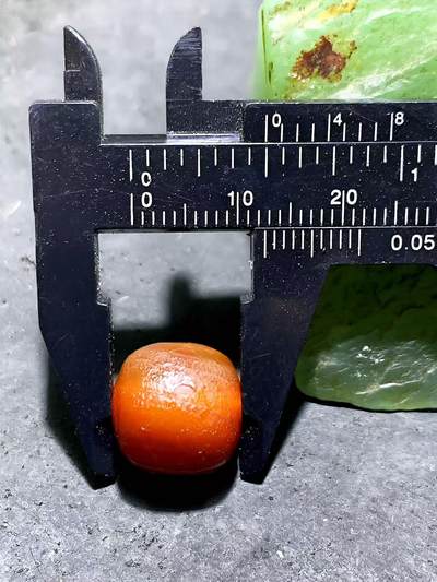 精美高玉化风化纹酒红玛瑙老形桶珠一颗，， 精美高玉化风化纹酒红玛瑙老形桶珠一颗，，