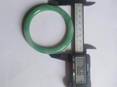 玉石 手串 手镯 手链专场 翡翠飘花手镯。