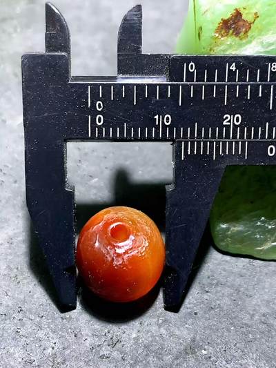 精美高玉化风化纹酒红玛瑙老形桶珠一颗，， 精美高玉化风化纹酒红玛瑙老形桶珠一颗，，