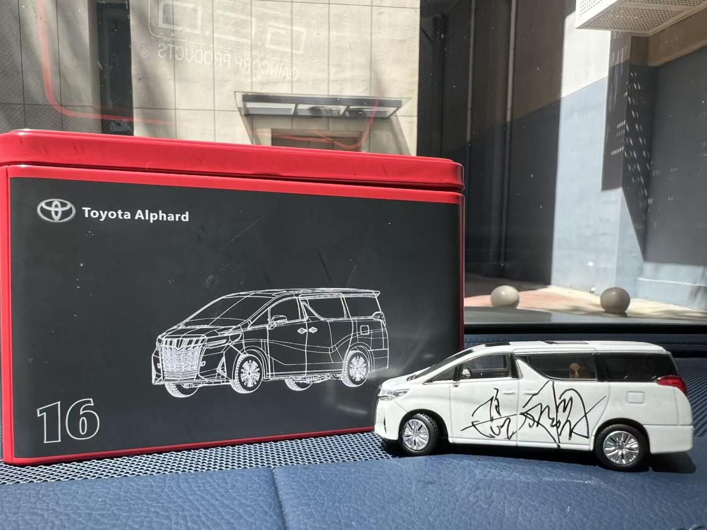 零元拍：丰田亚洲首席形象大使，国民女神高圆圆亲笔签名丰田原厂埃尔法1:64 合金车模