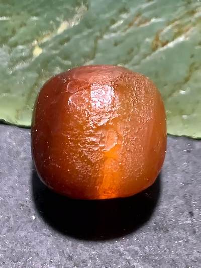 精美高玉化风化纹酒红玛瑙老形桶珠一颗，， 精美高玉化风化纹酒红玛瑙老形桶珠一颗，，