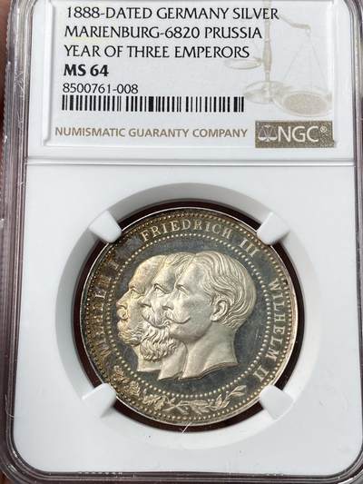 万国钱币拍卖第048期 - NGC MS64 1888年德国三皇之年普鲁士鹰纪念银章 淡玫瑰红彩完美点缀 高浮雕喷砂镜面精致三皇全深打的普鲁士鹰少见 近期结束的昆克拍卖裸章近4000元