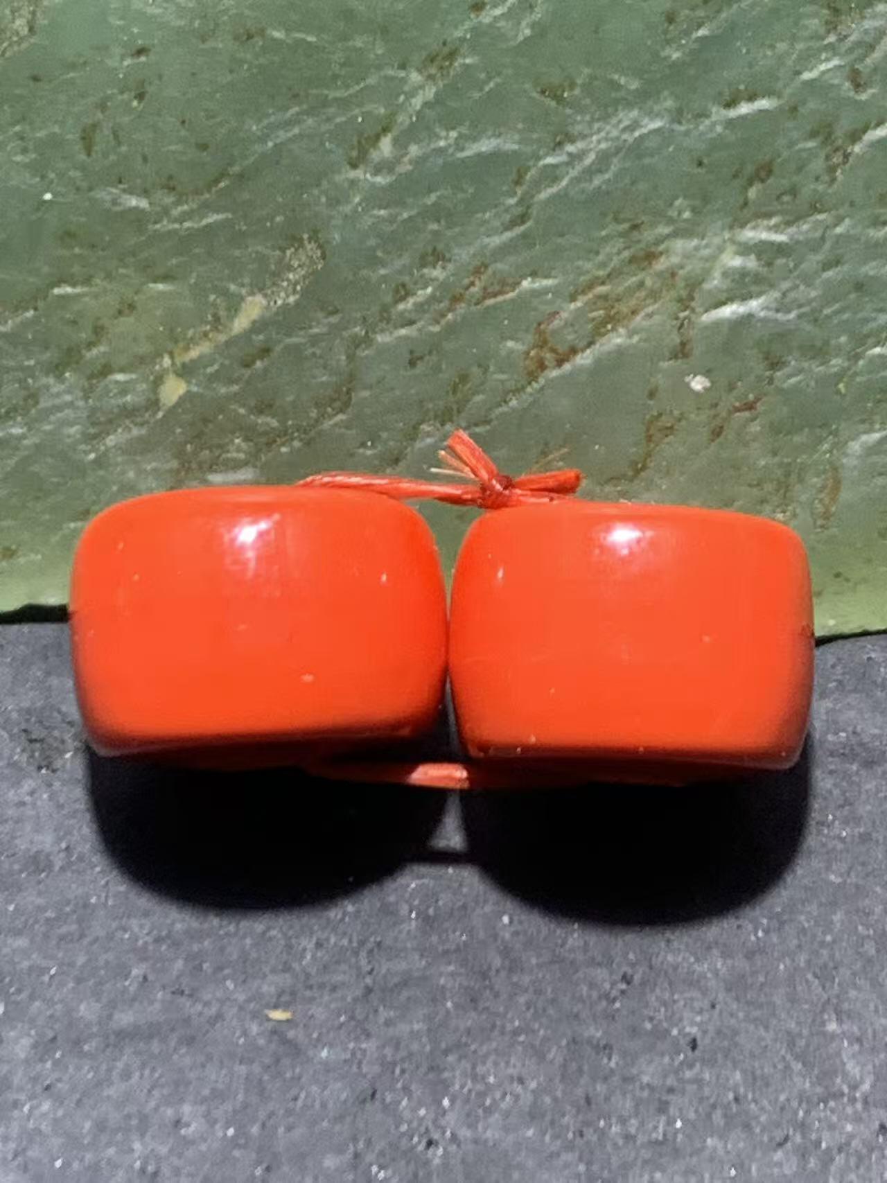建国前后库存仿珊瑚琉璃墩子珠一对