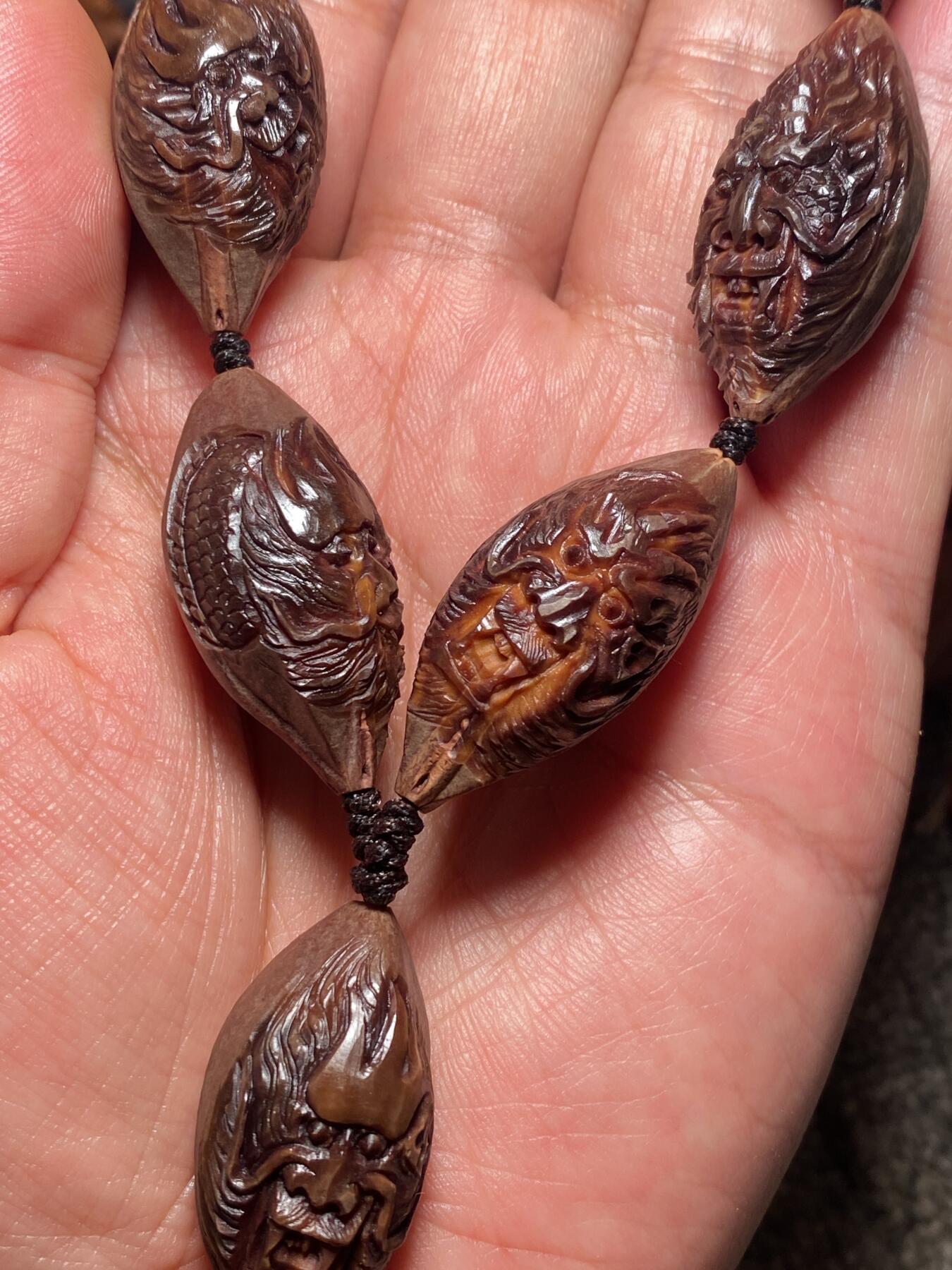 福利苏工核雕，纯手工雕刻，紫核设计，七龙珠，红红火火，紫气东来，招财进宝等待有缘人，尺寸1。7x3.65喜欢的来