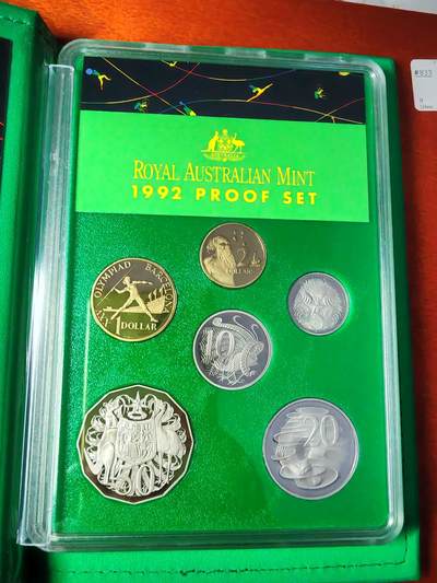 长老汇马年精选第七场拍卖 - 1992澳大利亚5枚套精制币，盒证全，克书210美金