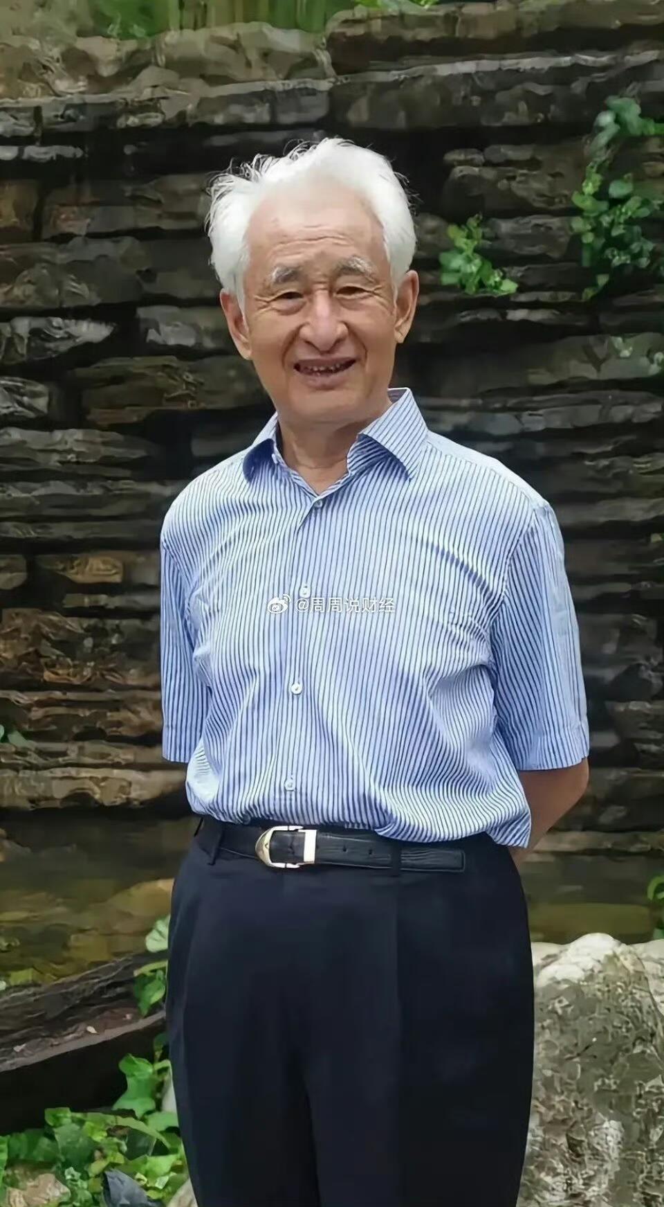 零元拍：中国酱酒之父，飞天茅台崛起的奠基人，原茅台集团董事长季克良先生；著名影视歌三栖明星国酒茅台首位代言人张艺兴；新任中国贵州茅台酒厂（集团）有限责任公司党委书记、董事长，贵州茅台酒股份有限公司党委书记、董事长张德芹亲签43°飞天茅台一组！（两瓶未开封）