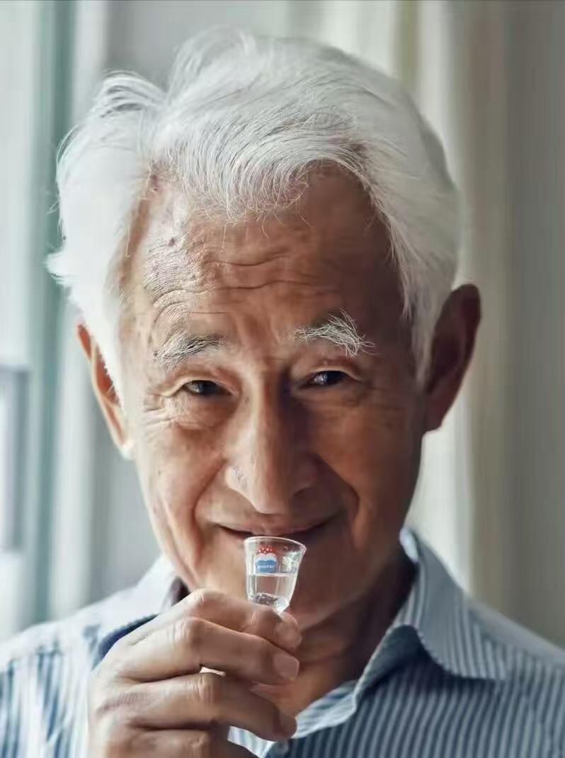 零元拍：中国酱酒之父，飞天茅台崛起的奠基人，原茅台集团董事长季克良先生；著名影视歌三栖明星国酒茅台首位代言人张艺兴；新任中国贵州茅台酒厂（集团）有限责任公司党委书记、董事长，贵州茅台酒股份有限公司党委书记、董事长张德芹亲签43°飞天茅台一组！（两瓶未开封）