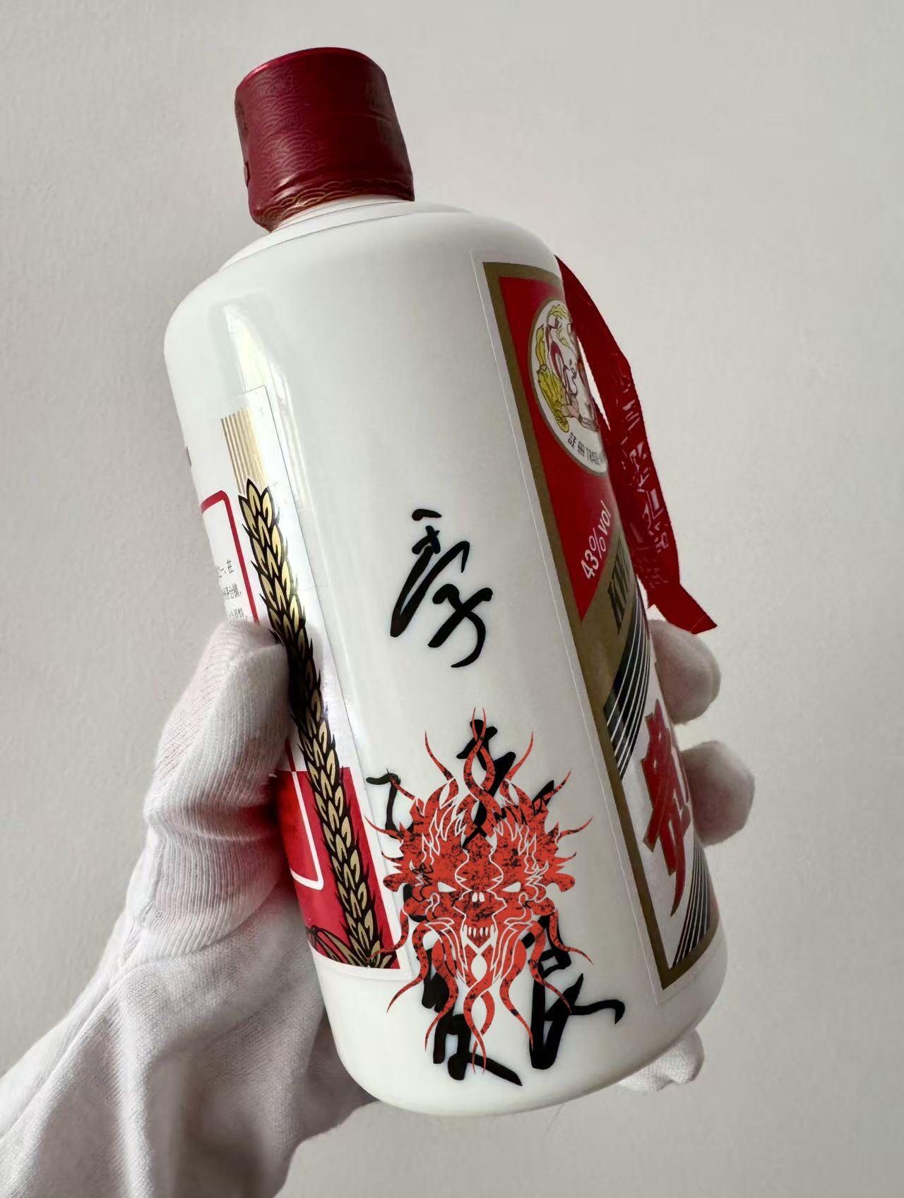 零元拍：中国酱酒之父，飞天茅台崛起的奠基人，原茅台集团董事长季克良先生；著名影视歌三栖明星国酒茅台首位代言人张艺兴；新任中国贵州茅台酒厂（集团）有限责任公司党委书记、董事长，贵州茅台酒股份有限公司党委书记、董事长张德芹亲签43°飞天茅台一组！（两瓶未开封）