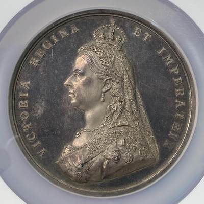 万国钱币拍卖第048期 - NGC MS62  1887年英国维多利亚女皇登基50周年纪念大银章 60MM 222G 为庆祝女皇登基50周年官方发行 背面女王端坐正中 手握尤斯提剑 托举地球 胜利女神奈基在上 左右农业科学文学和艺术众神围绕 王座下方躺着商业之神赫尔墨斯和天使下方五个心形盾牌镌刻着日不落帝国皆有属地的五大洲 超高浮雕加上原味五彩 上手令人震撼