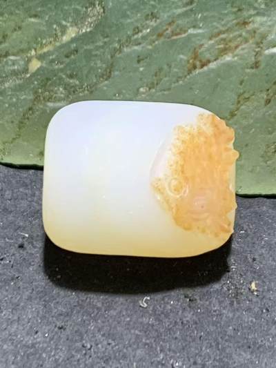精美亚光高玉化海洋玉髓手工俏色巧雕神仙鱼随形桶珠一个！ - 精美亚光高玉化海洋玉髓手工俏色巧雕神仙鱼随形桶珠一个！
