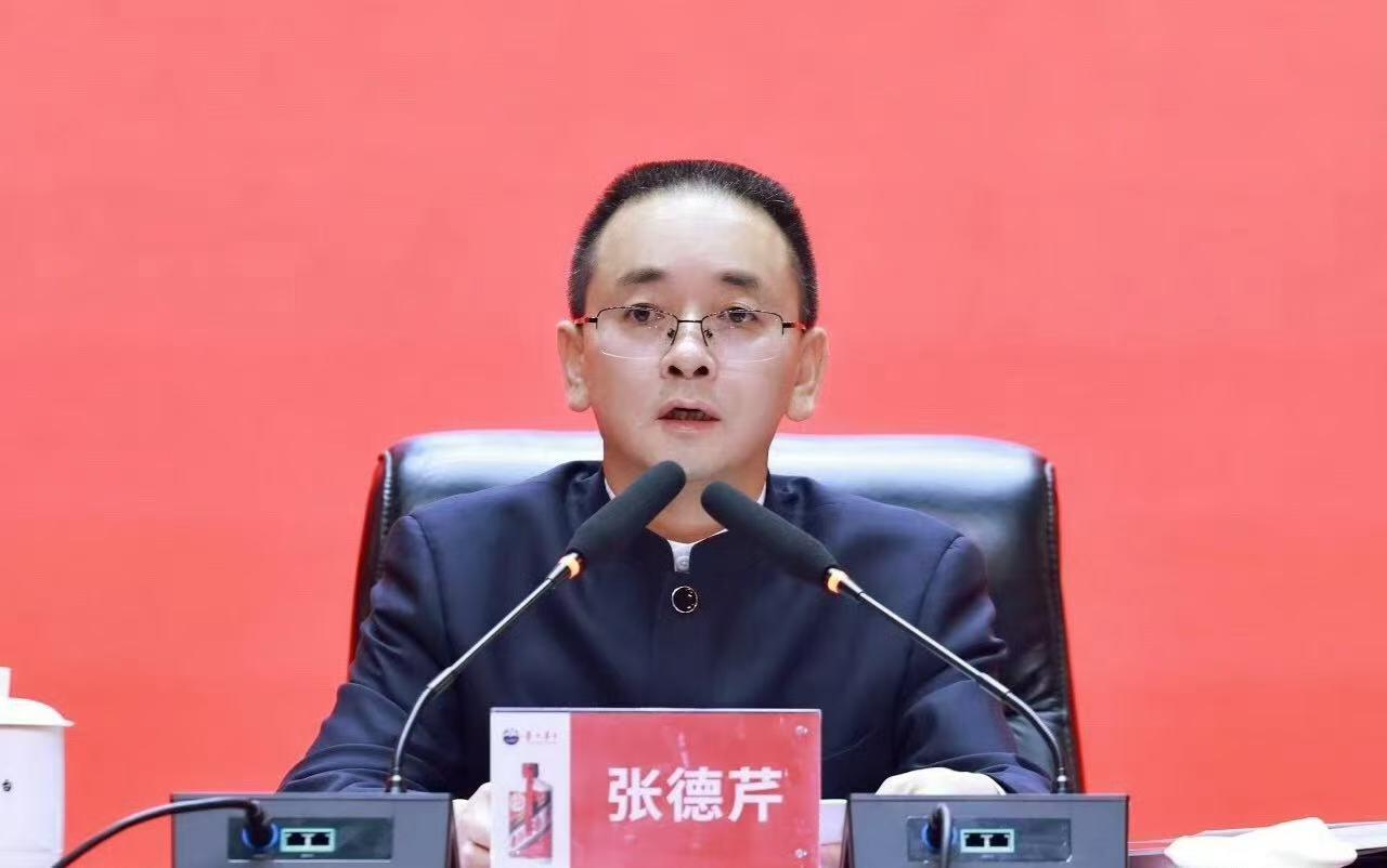 零元拍：中国酱酒之父，飞天茅台崛起的奠基人，原茅台集团董事长季克良先生；著名影视歌三栖明星国酒茅台首位代言人张艺兴；新任中国贵州茅台酒厂（集团）有限责任公司党委书记、董事长，贵州茅台酒股份有限公司党委书记、董事长张德芹亲签43°飞天茅台一组！（两瓶未开封）
