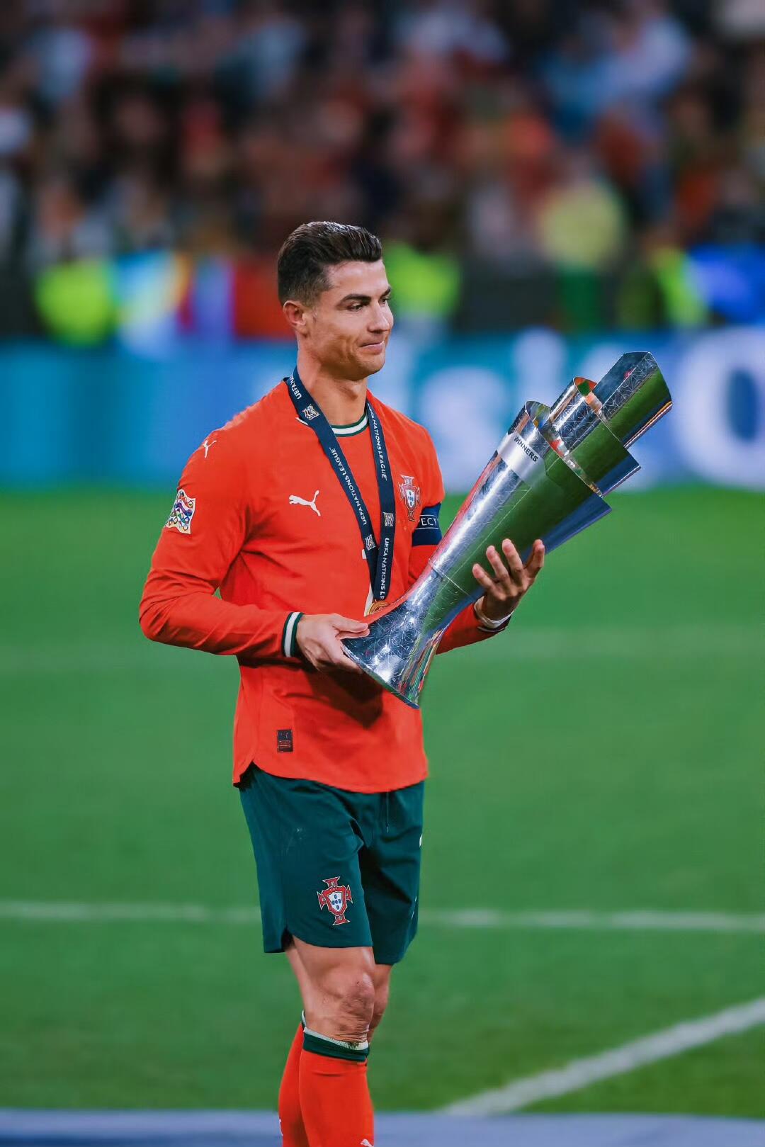 零元拍：[C罗]克里斯蒂亚诺-罗纳尔多亲笔签名Nike Mercurial Superfly 9 Academy CR7 PE儿童专业足球鞋