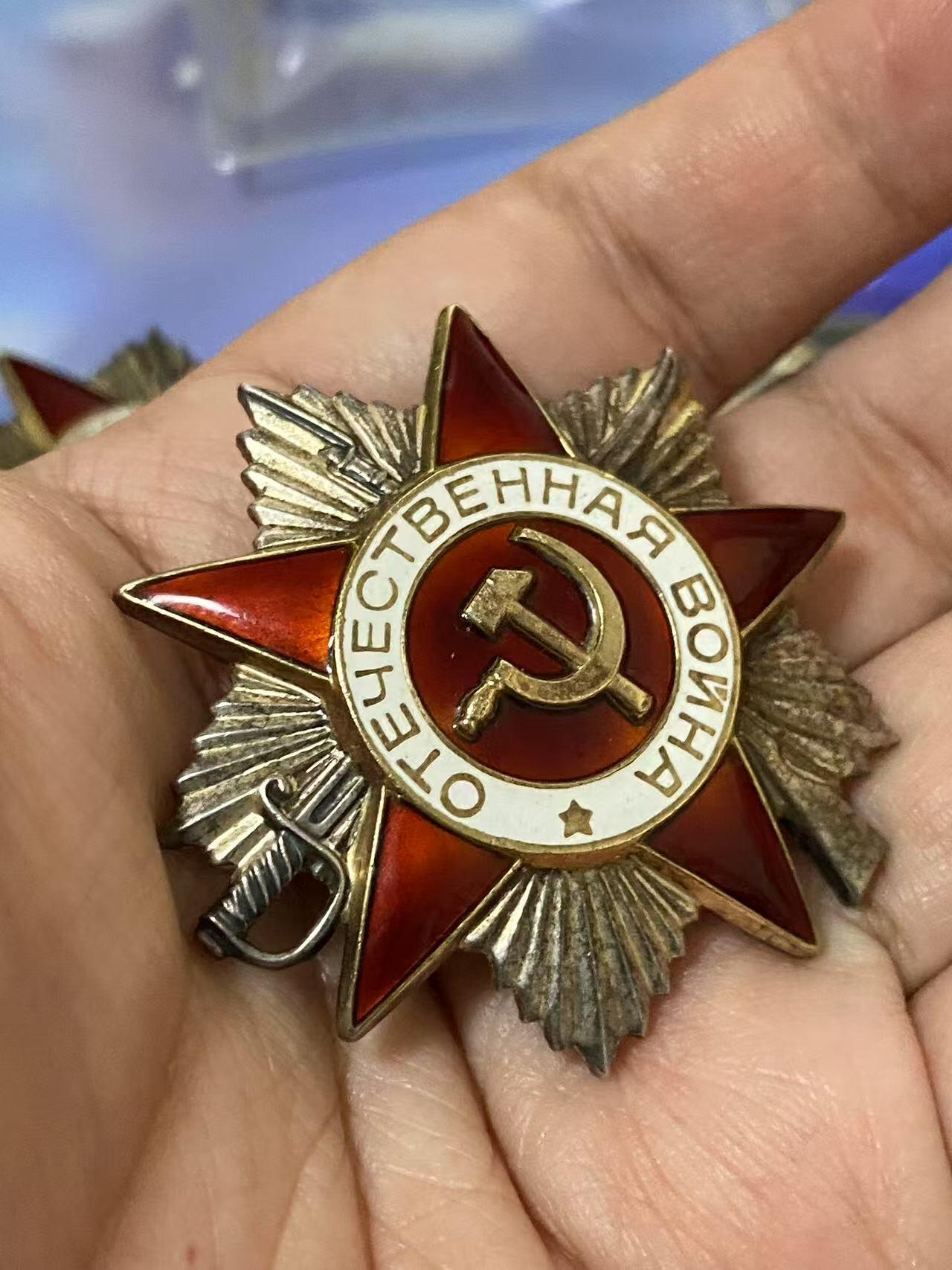 苏联勋章奖章2025年上半年清仓拍卖 618 晚上九点结束在麦稀奇 这次上半年清仓 好东西不是亏太多就直接出 大家放心出价 这次贵的多押金提高一些 之后恢复 错过了可能就要等很久了。找不到的加我qq或者微信都是184277308备注苏章拍卖。最好加微信群每次都会通知还有提前可以一口价的 最近会持续拍卖一些东西。 苏联八五版二级为国一对连号 4911512，4911513 好品无磕碰  虽然颁发比较到 碰到连号的就是运气 非常好的一对八五二级为国