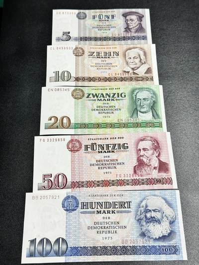 《外钞收藏家》第五百三十五期（本期有金银币、精品评级币）（长期征集拍品、欢迎联系） - 1971-75年东德5-100马克 五张一起 全新但有轻微黄潮斑 尾50
