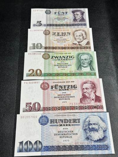 《外钞收藏家》第五百三十五期（本期有金银币、精品评级币）（长期征集拍品、欢迎联系） - 1971-75年东德5-100马克 五张一起 全新但有轻微黄潮斑 尾51