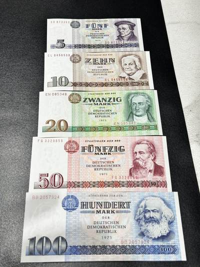 《外钞收藏家》第五百三十五期（本期有金银币、精品评级币）（长期征集拍品、欢迎联系） - 1971-75年东德5-100马克 五张一起 全新但有轻微黄潮斑 尾53