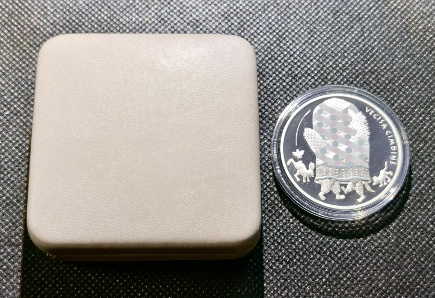  甄臻铺-世界币章拍卖（第21期），送拍享返佣金等优惠多多 拉脱维亚的一则民间故事中，一位老人丢失的手套在寒冷的冬日里变成了一座舒适的避难所，里面住着一只嗡嗡叫的小老鼠、一只白尾兔、一只短耳狼，甚至还有一只笨拙的熊，它们都渴望取暖并开始跳舞。拉脱维亚银币，5欧元面值，925银，重31.47克。正面是老者丢失的手套，里面住着小动物们，背面是兔子、狐狸跳舞的可爱场景。限量1万枚，带原装保护盒和证书