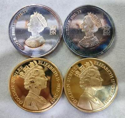 爱陶轩英伦邮币钞章专场 原盒伊丽莎白女王登基25周年币型镀银纪念章2枚+伊莎白女王登基50周年币型镀金纪念章2枚一套