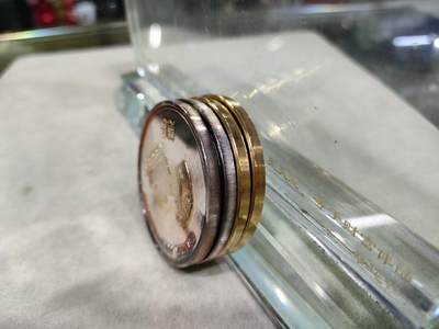 爱陶轩英伦邮币钞章专场 原盒伊丽莎白女王登基25周年币型镀银纪念章2枚+伊莎白女王登基50周年币型镀金纪念章2枚一套