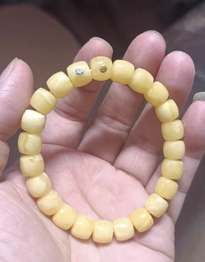 勋章，蜜蜡，专场 - 天然蜜蜡，俄料，9mm左右，10.59克，金银双标，金标是18K金，保真，带地大检测证书