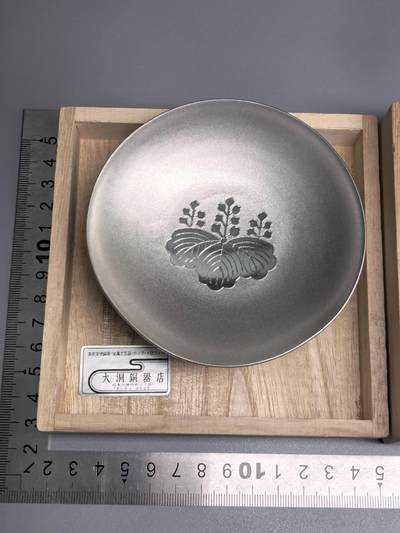 小驴勋章奖章收藏6月14日周六晚18点拍卖（有偿代拍送拍规则在简介最后，参拍须阅读规则后再参拍，关系到运费包装发货时效、真假辨别等关键信息，个人微信码在最后一个拍品） - 桐叶图样锡制酒杯，带桧木盒