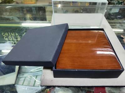 爱陶轩英伦邮币钞章专场 原盒证英国2013年皇玄孙诞生（威廉王子和凯瑟琳王妃第一个孩子)88mm镀金镶嵌施华洛奇水晶大型纪念章。限量发行499枚