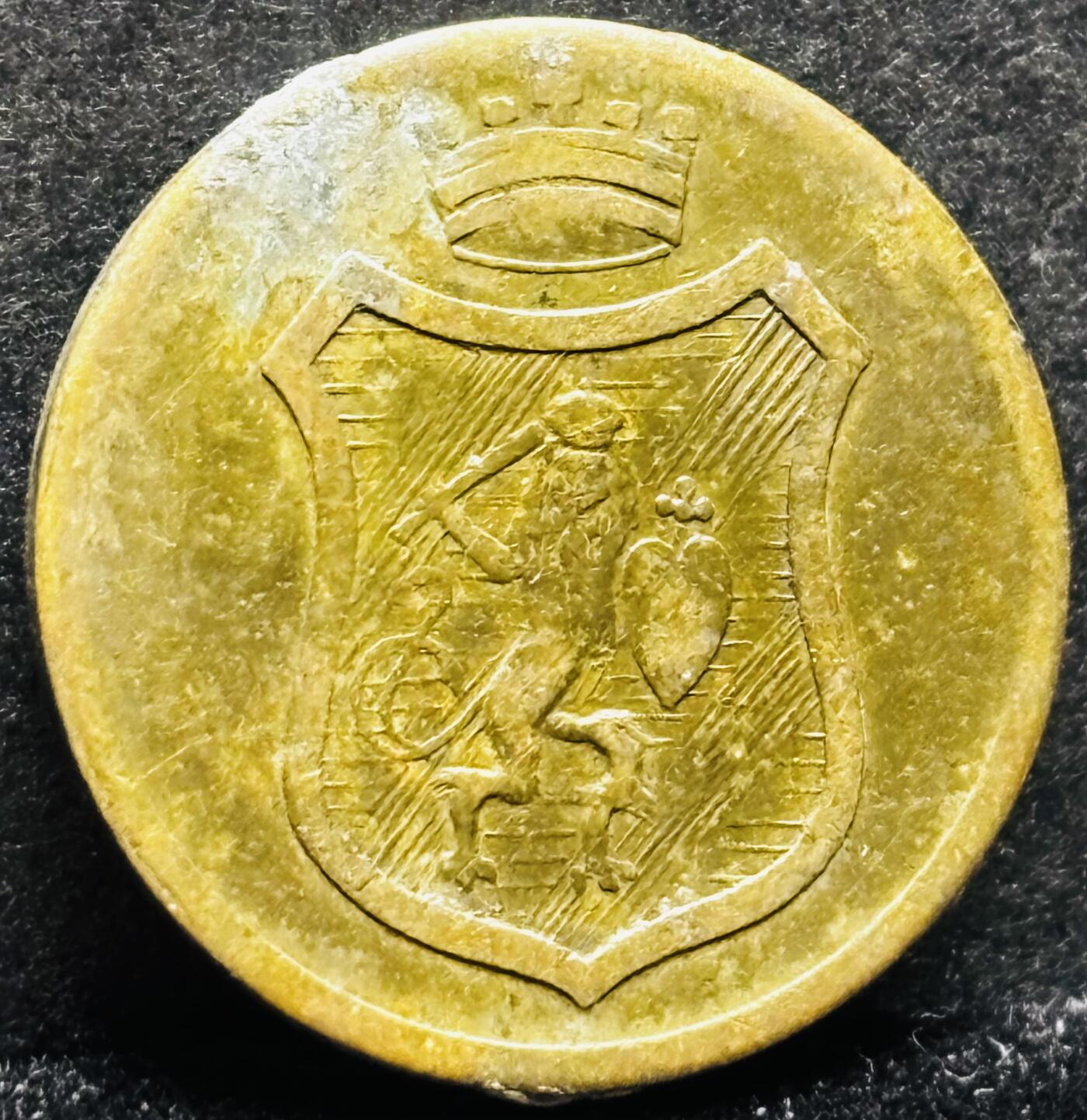 文馨钱币收藏第 253 场，优选品质老铜币，银币，英系，德系福利场！因寄存货太多，本场拍品不寄存，不满包邮请付邮费，之前有存单的可以凑包邮，默认邮费到付的，一律发顺丰到付，能接受的再出价拍，接受不了五元邮费的请高抬贵手勿拍，不要后台私信商议寄存问题，谢谢合作 狮子盾牌爱心皇冠，应该是纪念铜章