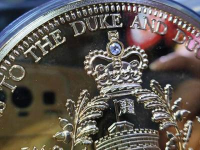 爱陶轩英伦邮币钞章专场 原盒证英国2013年皇玄孙诞生（威廉王子和凯瑟琳王妃第一个孩子)88mm镀金镶嵌施华洛奇水晶大型纪念章。限量发行499枚