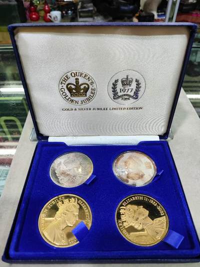 爱陶轩英伦邮币钞章专场 原盒伊丽莎白女王登基25周年币型镀银纪念章2枚+伊莎白女王登基50周年币型镀金纪念章2枚一套