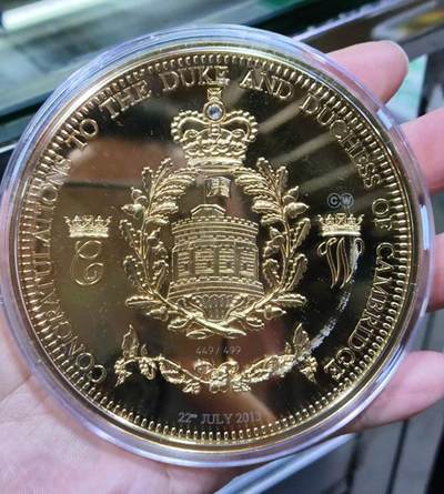 爱陶轩英伦邮币钞章专场 原盒证英国2013年皇玄孙诞生（威廉王子和凯瑟琳王妃第一个孩子)88mm镀金镶嵌施华洛奇水晶大型纪念章。限量发行499枚