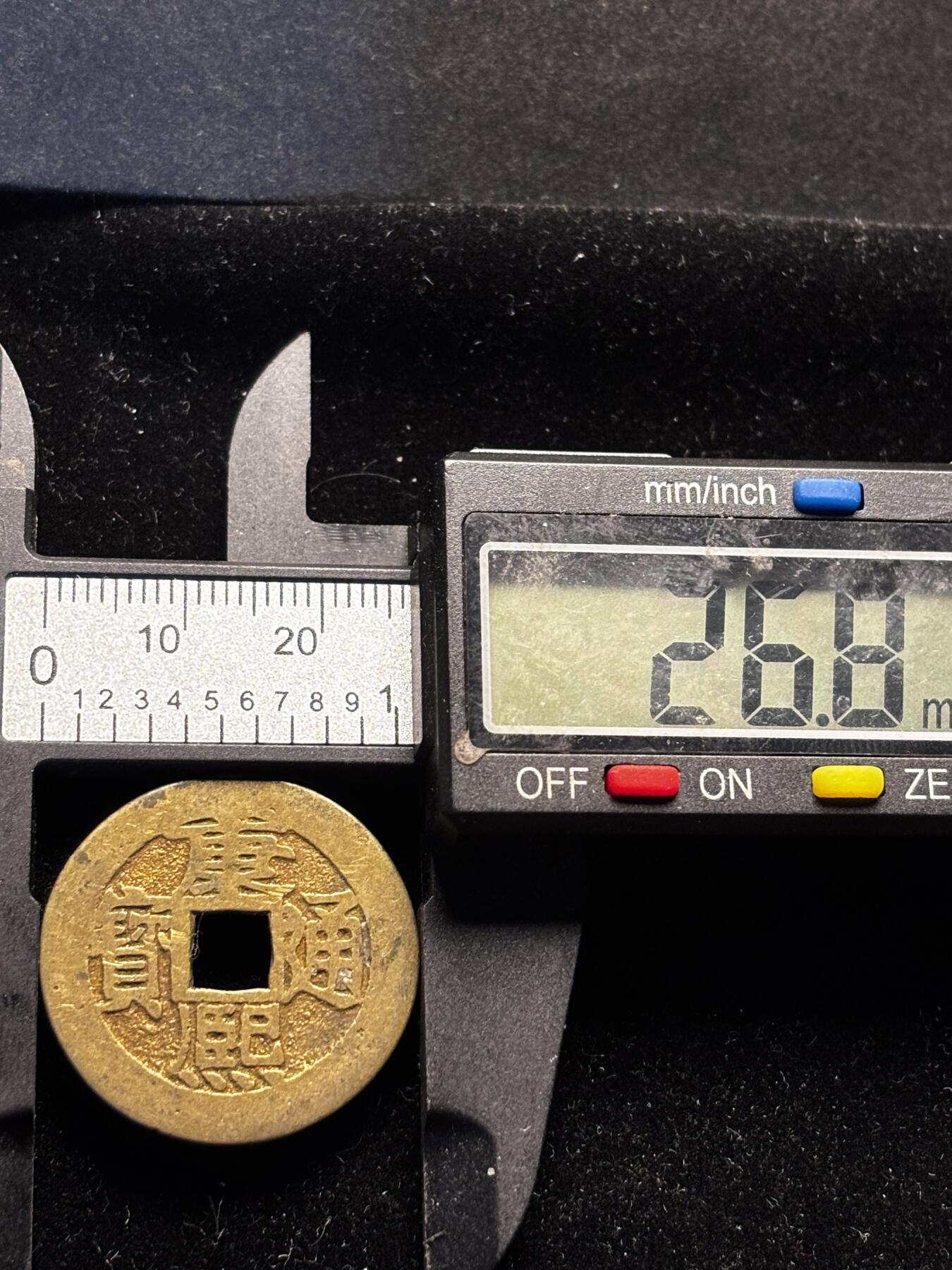 文馨钱币收藏第 253 场，优选品质老铜币，银币，英系，德系福利场！因寄存货太多，本场拍品不寄存，不满包邮请付邮费，之前有存单的可以凑包邮，默认邮费到付的，一律发顺丰到付，能接受的再出价拍，接受不了五元邮费的请高抬贵手勿拍，不要后台私信商议寄存问题，谢谢合作 英国回流黄亮康熙通宝满汉昌，角头单点通曲满文昌，九级币