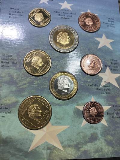 外币收藏 荷属安地列斯2004年 精装欧元样币套币 含2枚双色币，稀少