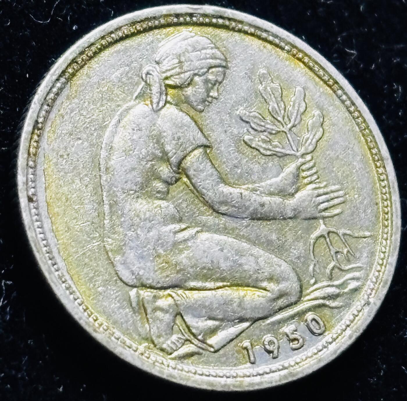 文馨钱币收藏第 253 场，优选品质老铜币，银币，英系，德系福利场！因寄存货太多，本场拍品不寄存，不满包邮请付邮费，之前有存单的可以凑包邮，默认邮费到付的，一律发顺丰到付，能接受的再出价拍，接受不了五元邮费的请高抬贵手勿拍，不要后台私信商议寄存问题，谢谢合作 少见美品 1950 年西德首版 50 芬尼 D 厂