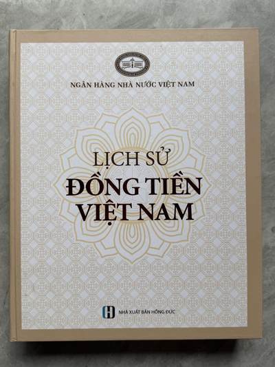 桂P钱币文化工作室拍卖第三十八期 - 越南国家银行成立70周年纪念版书籍，限量发行，是目前越南官方介绍越南历史货币最权威最详细的书籍很厚重，有六百多页，边缘一部分不小心碰水了，不过不影响使用，介意的勿拍