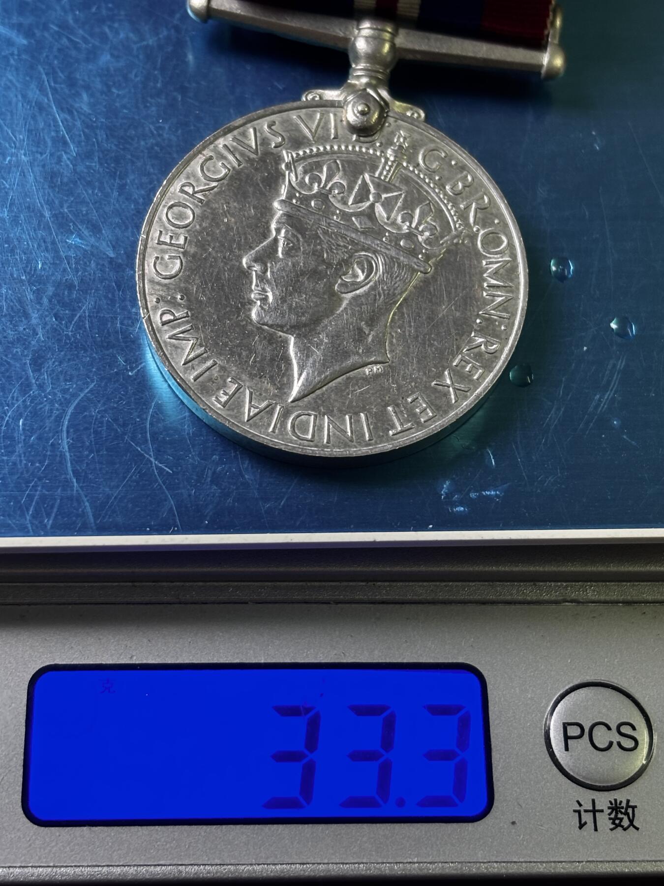 文馨钱币收藏第 253 场，优选品质老铜币，银币，英系，德系福利场！因寄存货太多，本场拍品不寄存，不满包邮请付邮费，之前有存单的可以凑包邮，默认邮费到付的，一律发顺丰到付，能接受的再出价拍，接受不了五元邮费的请高抬贵手勿拍，不要后台私信商议寄存问题，谢谢合作 稀少全品 1939-1945 年英国第二次世界大战胜利乔治六世纪念章